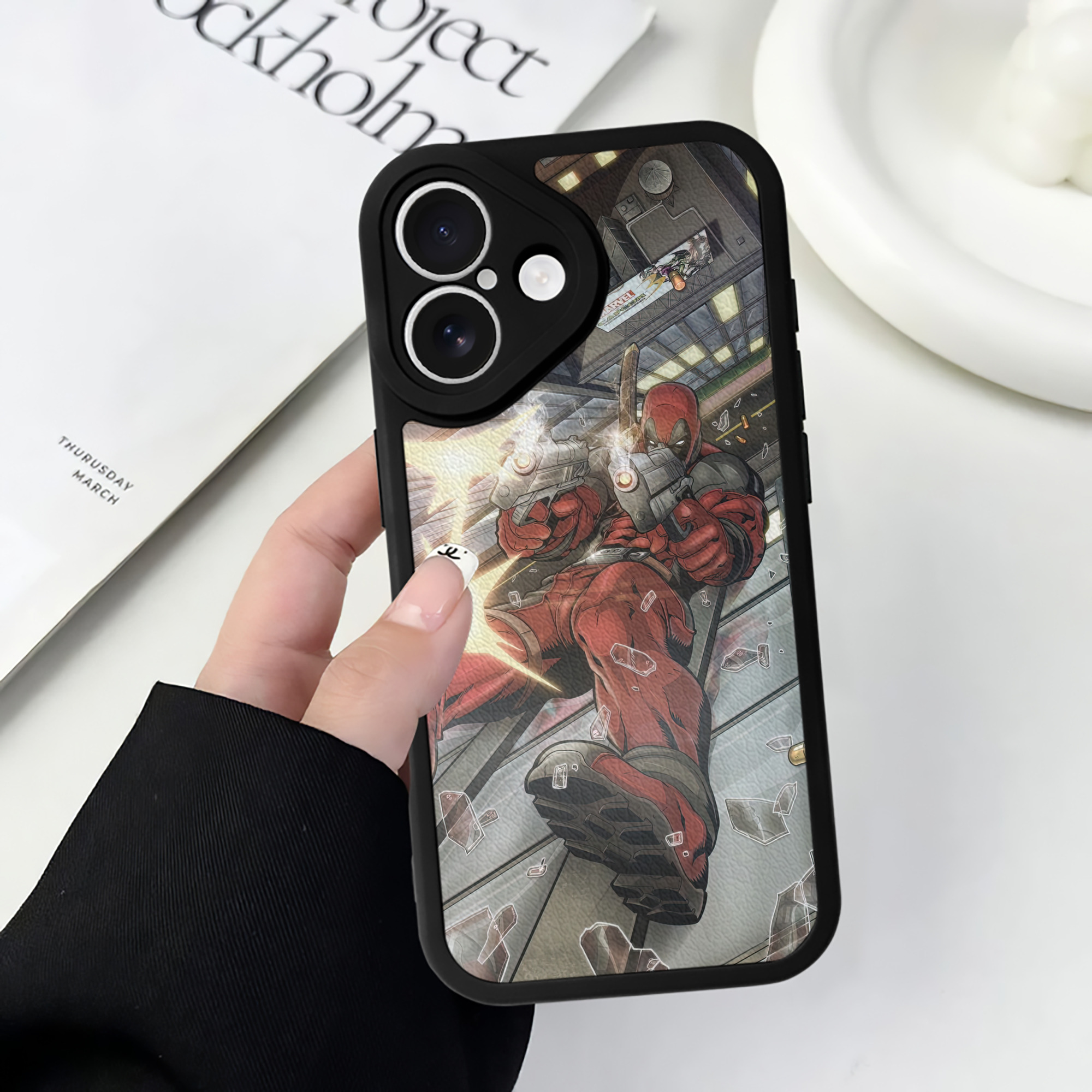 （画像用） Deadpool デッドプール 【iPhone 16シリーズ対応】シリコンスマホケース（レザー調） 材質：シリコン